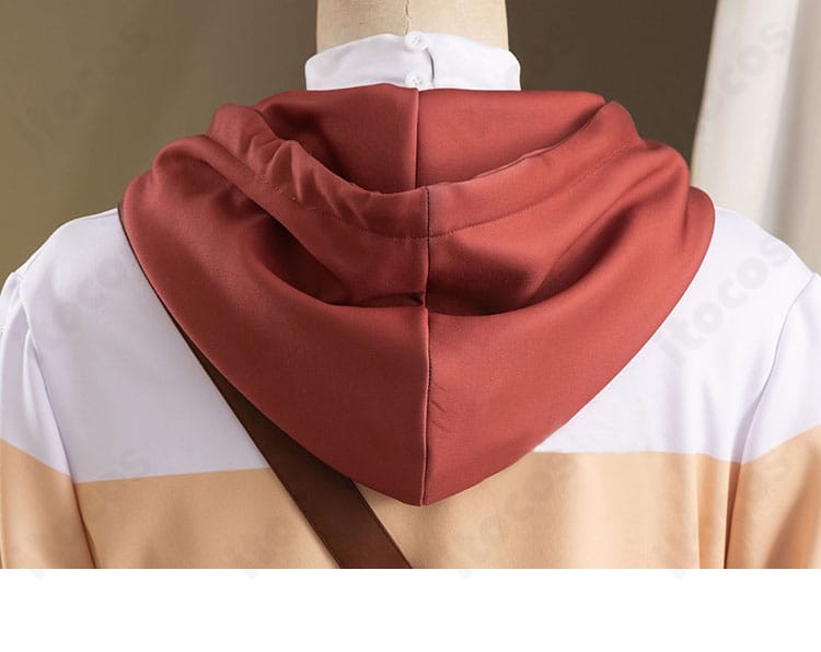 背面の帽子ディテール。形状とロゴ位置でキャラクター性を強調。