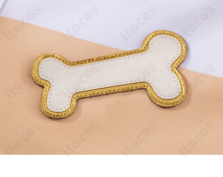 右前胸の小骨頭アイコン装飾の拡大。モチーフの質感と取り付け位置を示す。