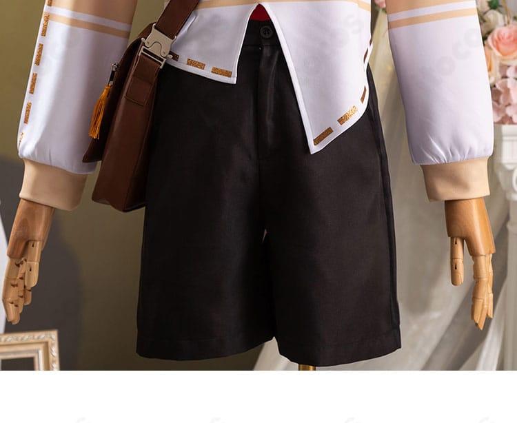 パンツと裾デザインのディテール。動きやすいショートパンツの質感を表現。