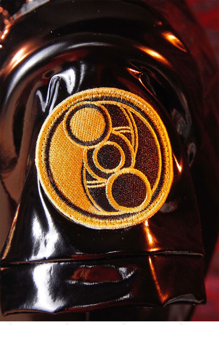 ベヨネッタ2 コスプレの肩章とマークのクローズアップ。特徴的な肩周りの意匠を強調。