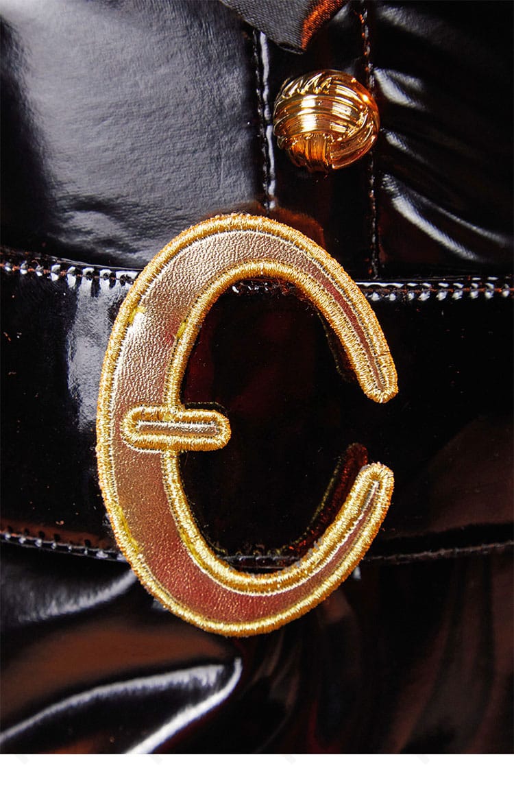 ベヨネッタ2 コスプレの腰部C字モチーフのアップ。キャラクター性を象徴する装飾。