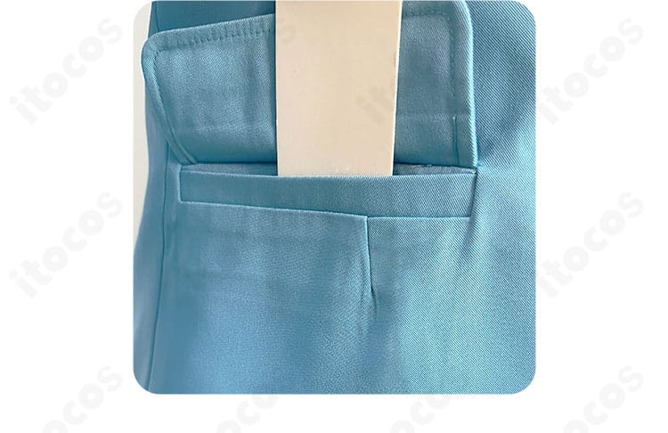 ブレザーのポケットディテール。機能性とデザイン性の両立