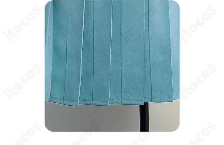 スカートのフレアディテール。動きに映える綺麗なドレープ