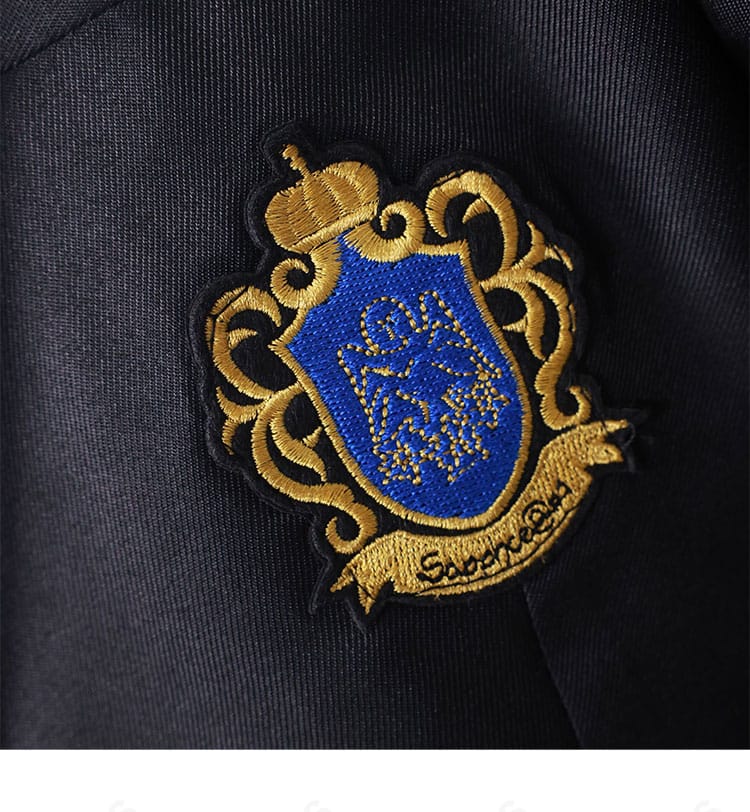 シエル・ファントムハイヴ 学園制服コスプレ 胸元エンブレム装飾のアップ