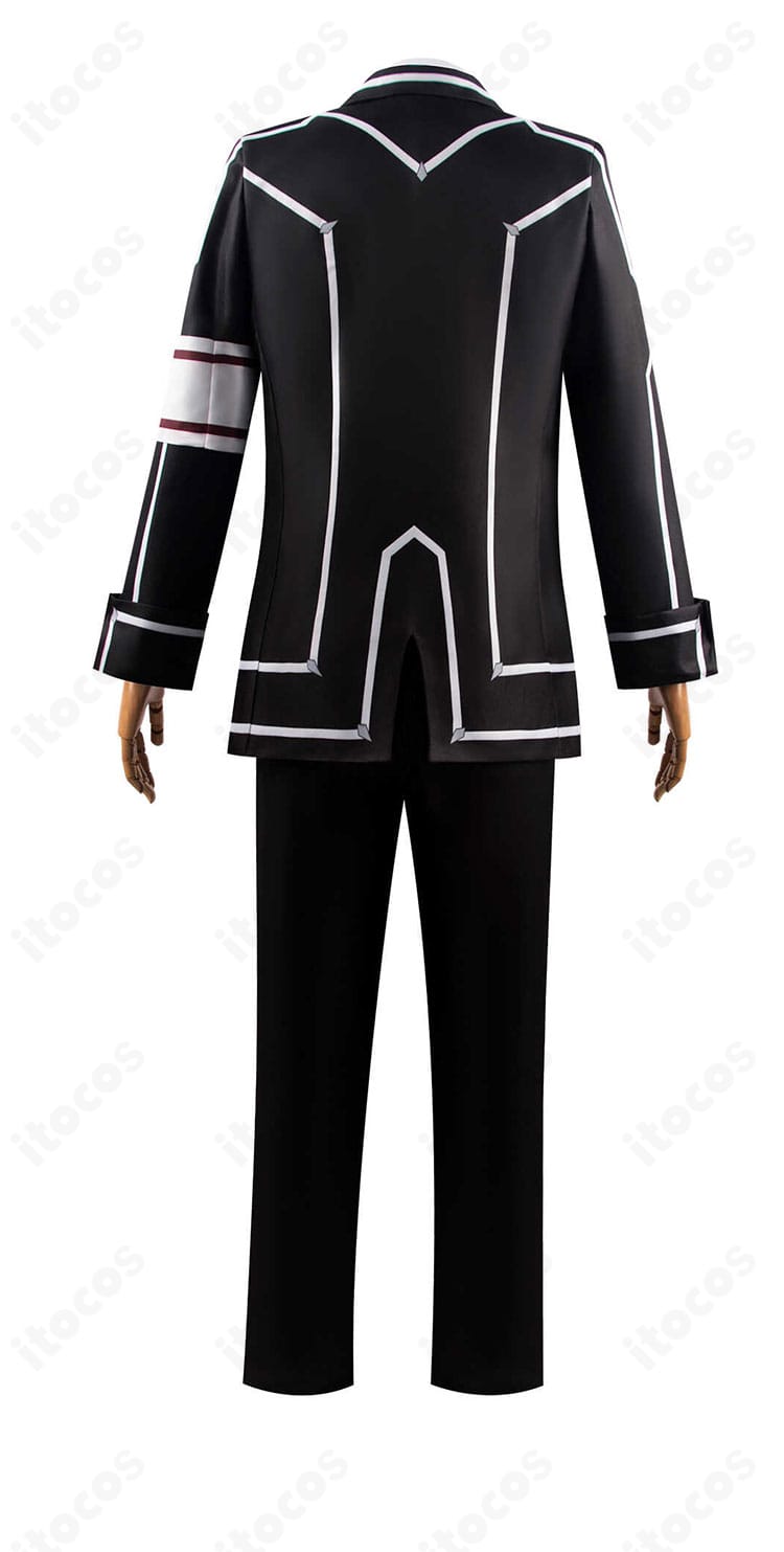 錐生零コスプレの背面。背中のライン取りや裾のカッティングなどバックデザインの詳細。