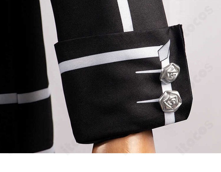 錐生零コスプレの袖口ディテール。カフの形状とパイピングの縫い目、端処理の美しさ。