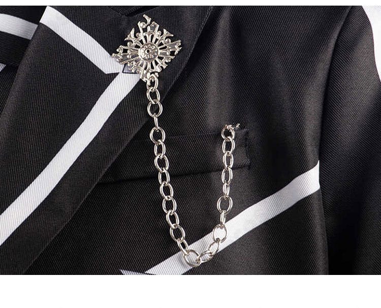 錐生零コスプレの前胸部ディテール。ラペル周りとパイピングの精密さ、ネクタイの収まりを強調。