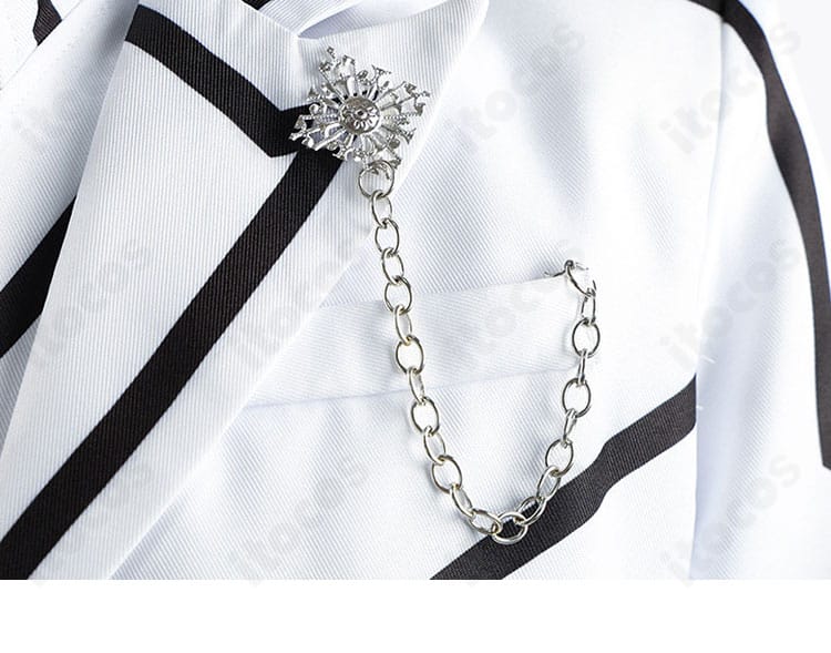 襟と胸ポケット周りの装飾ラインの拡大。黒パイピングとステッチを忠実に再現。