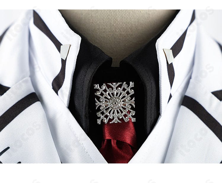 赤いネクタイと襟飾りのクローズアップ。夜間部らしいコントラストが映える仕上がり。