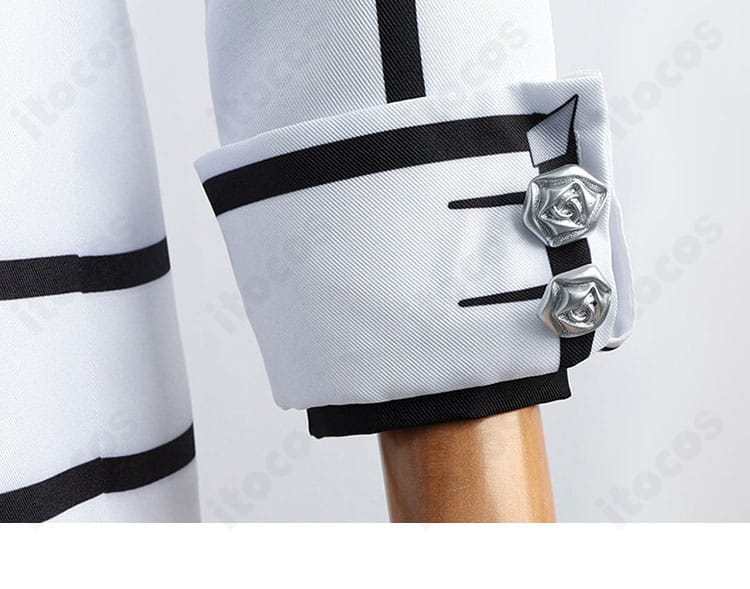 袖口の装飾と刺繍風ディテールの接写。均一な縫製で高い再現度を実現。