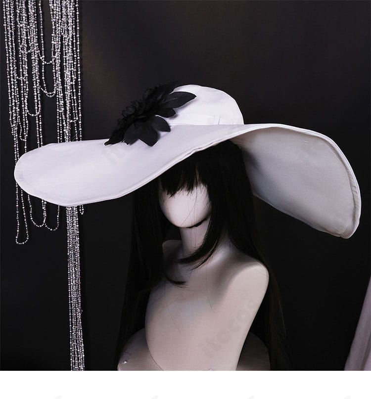 ダリア（コンスタンス）衣装の帽子アクセサリー：エンブレムと縁飾りの近接写真