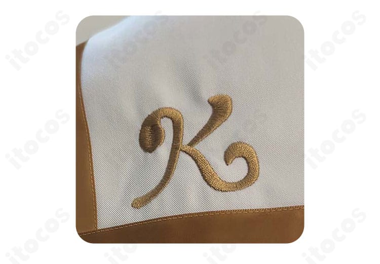 披肩（肩まわり）ディテールの近接。襟元のラインテープと縫製のステッチワークを確認できるアップ。