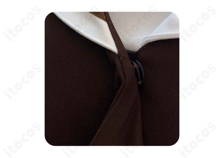 襟元のデザイン詳細。カラーの形状とラインの走り方、清楚な印象を与える仕立てが分かる画像。