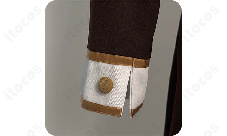 袖口ディテールのクローズアップ。ラインテープの幅と配色、カフス形状を捉えた画像。