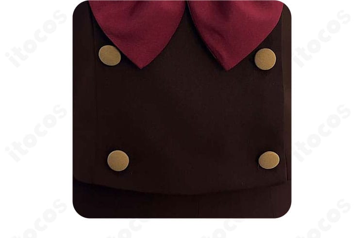 ウエストのボタン付近の拡大。金具の質感と取り付け位置、周囲の縫製仕上げを示す詳細画像。