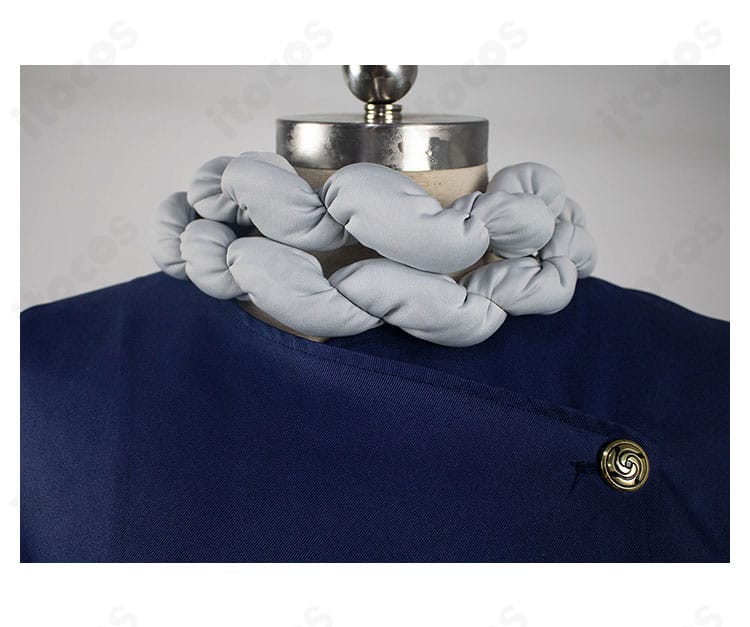 究極メカ丸 コスプレ衣装の襟元と首飾りディテール。刺繍と装飾パーツの質感が際立つクローズアップ。