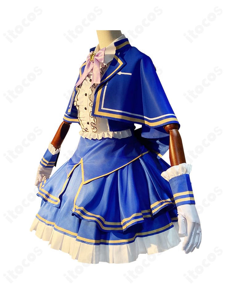 プリパラ 真中らぁら コスプレ衣装の右側面。スカートのラインとマントの落ち感、装飾位置のバランスを確認できます。