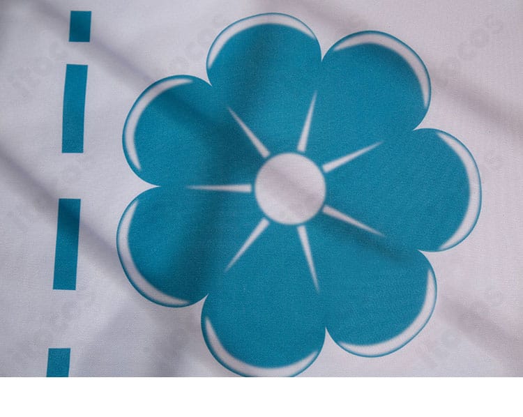 上衣の図案装飾アップ。柄配置と色のコントラストを確認できるカット。