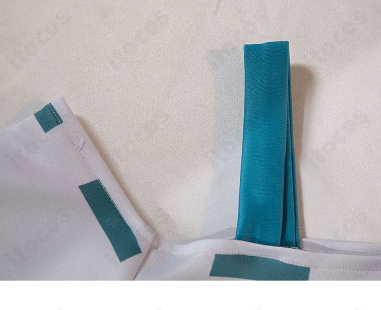 肩紐まわりのディテール。縫製ラインと金具の仕上げが見える近接写真。