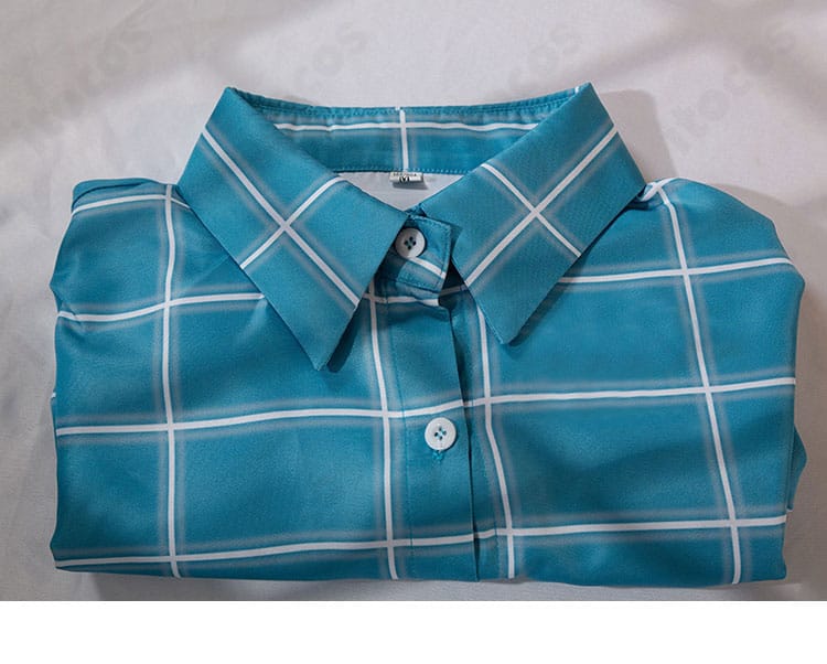 青いシャツの正面。襟元とボタン配置で清潔感のあるユニフォーム感を表現。