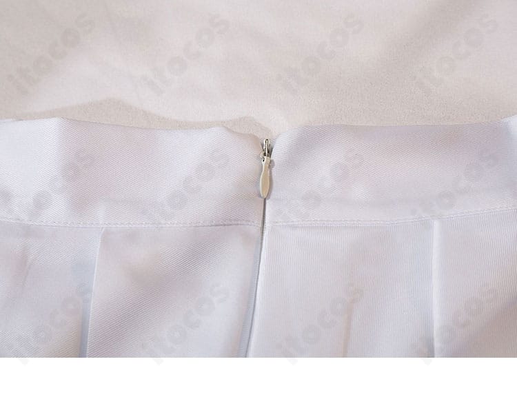 スカートのチェーン風装飾部分。金具と生地のコントラストが分かる接写。