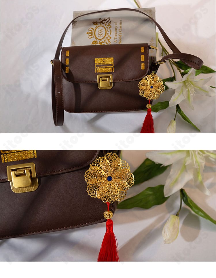 ショルダーバッグの装飾ディテール。ステッチと金具の質感を示す。