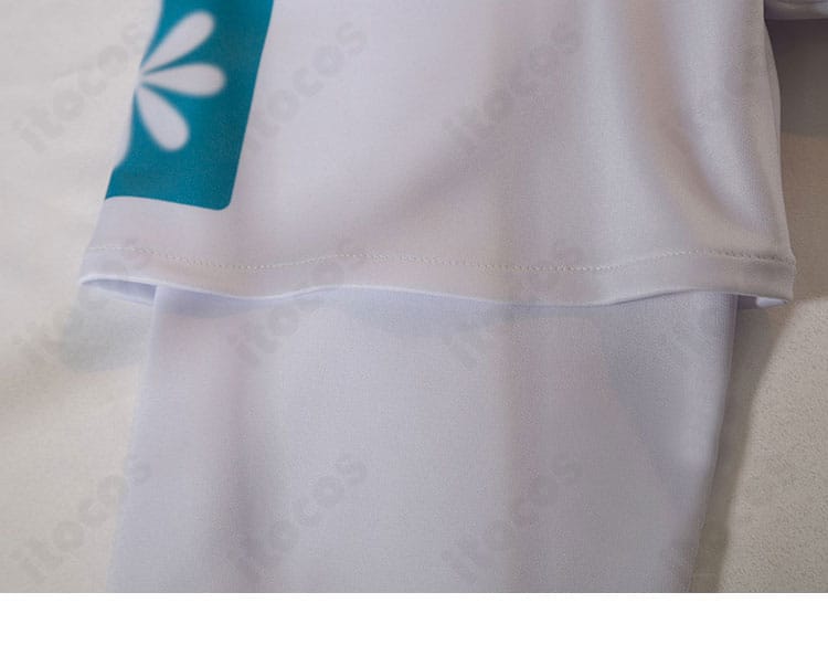 袖口装飾の詳細。ローソンコラボならではの意匠を近距離で再現。