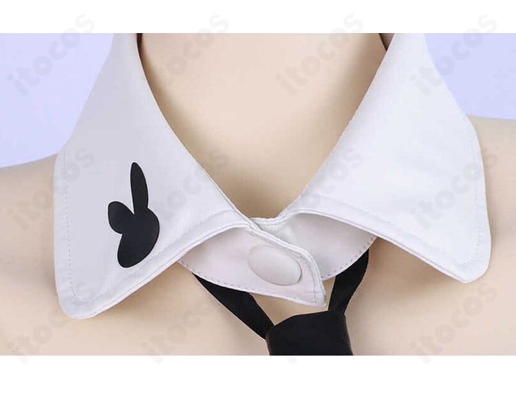 ネックラインのクローズアップ。切り替えラインと縫製の丁寧さ、光沢素材の質感を強調したディテール写真。