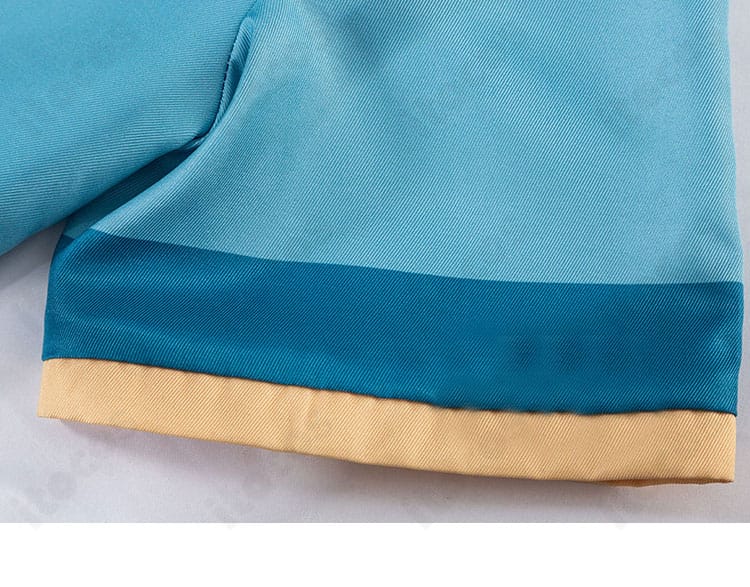 袖口装飾アップ：袖の配色・縁取り・装飾パーツの質感を示すディテール