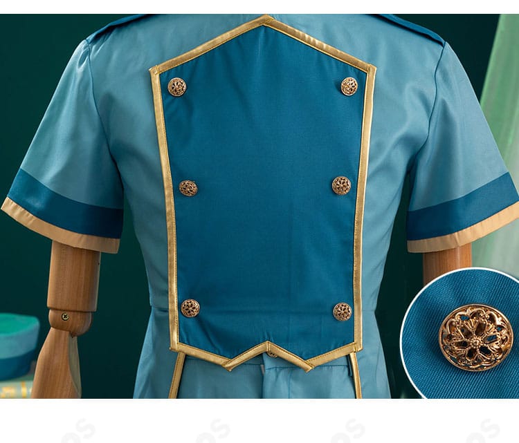 襟元のボタン装飾アップ：留め具の形状と縫製の丁寧さを示すディテール