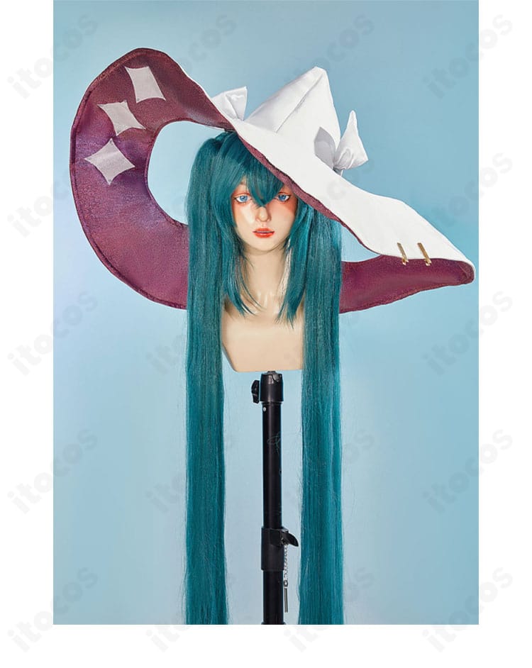 帽子の装飾ディテール。つばの形と本体のモチーフ配置を確認できる。