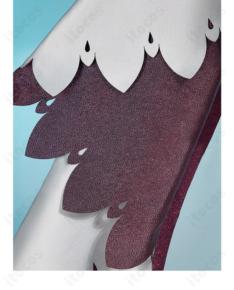 裾まわりの装飾ディテール。衣装のヘム処理とアクセントパーツの形状を拡大表示。