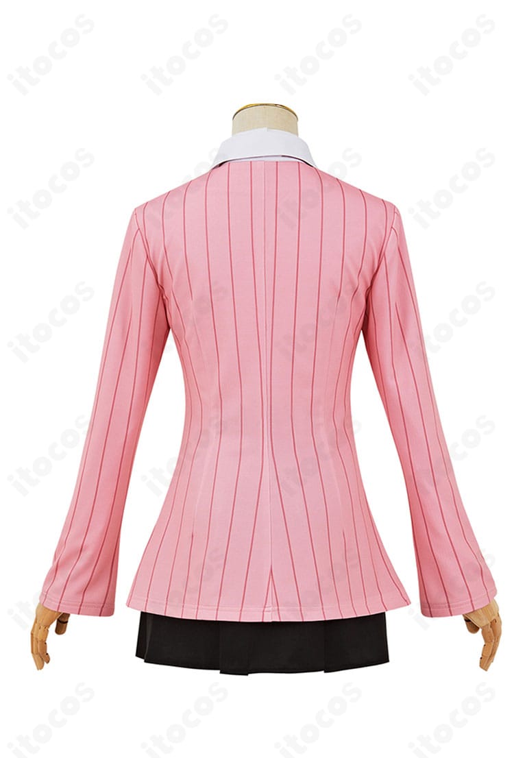 『ペルソナ3 リロード』岳羽ゆかり コスプレ衣装の背面。コートのシルエットと裾の流れ、背中心の仕立てを確認できる画像