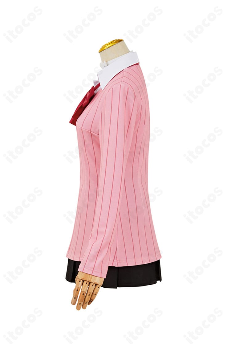 『ペルソナ3 リロード』岳羽ゆかり コスプレ衣装を左側から撮影。プリーツの落ち感や縫製ディテール、チョーカーの質感を強調