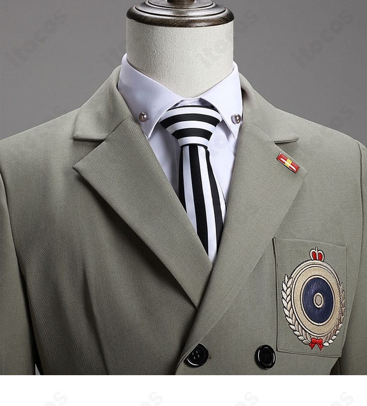 上衣のディテール画像。ジャケットのラペルや前合わせ、縫製の丁寧さを示すクローズアップ。