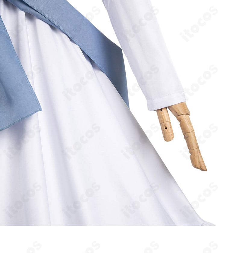 袖口の装飾ディテール。縁取りとパーツでクラシカルな雰囲気に。