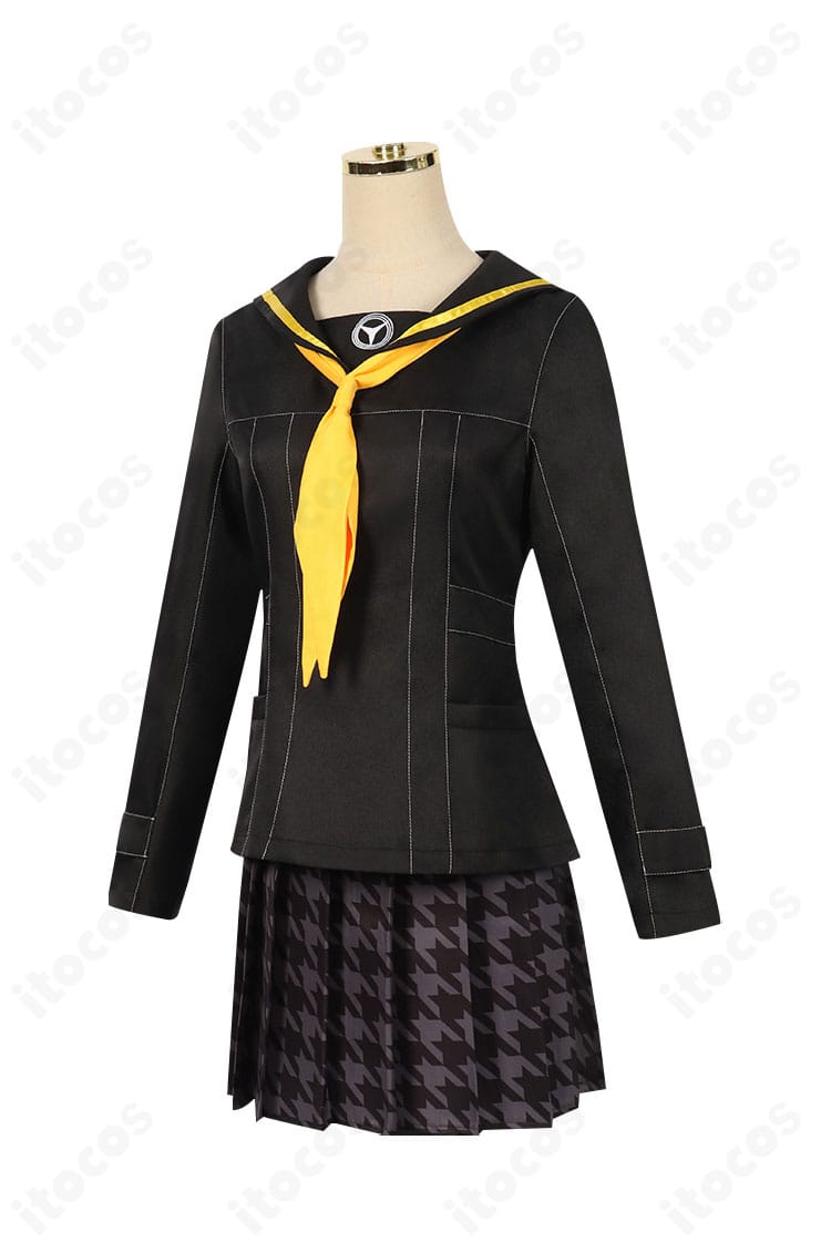 ペルソナ4 久慈川りせ コスプレ衣装の側面。ウエストラインが美しく見える細身シルエットとフィット感の確認カット。
