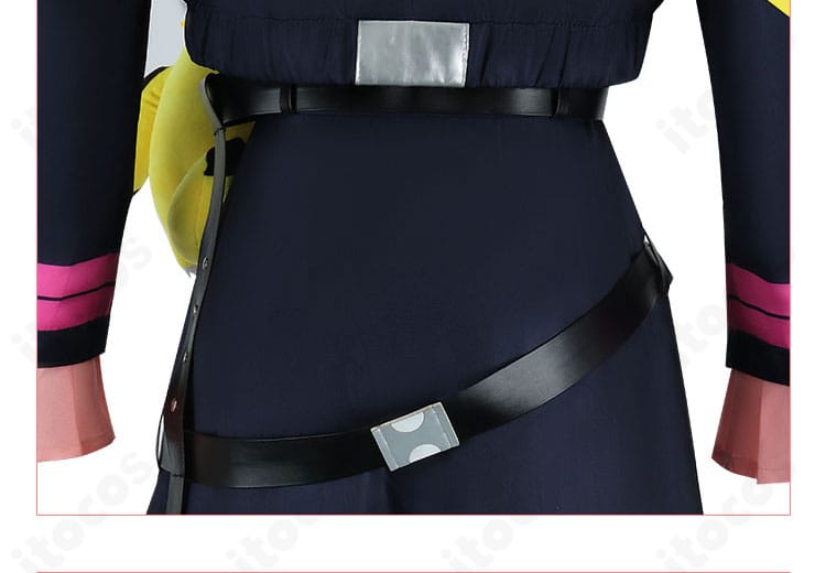 衣装背面ディテールのアップ。背中の切り替え線と装飾の再現度を強調。