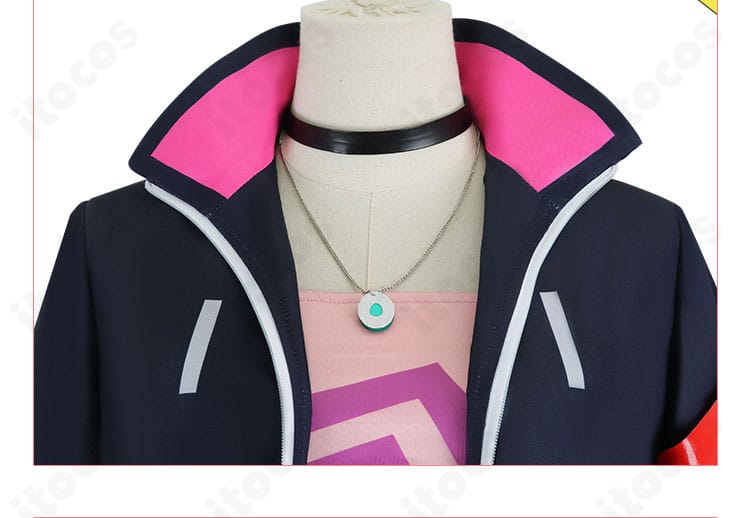 襟元装飾のディテール。シンプルかつ華やかな首周りのバランスを表現。