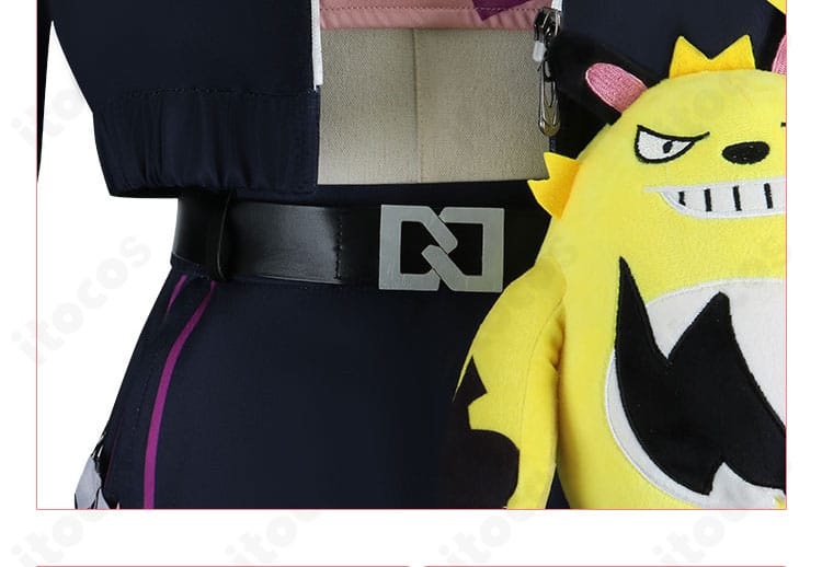 腰部装飾のクローズアップ。ベルトと装飾パーツの配置が見える。