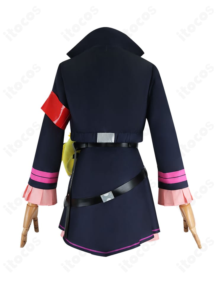 背面全体のゾーイ衣装。コートの後ろ姿やベルト位置など背面ディテールを強調。