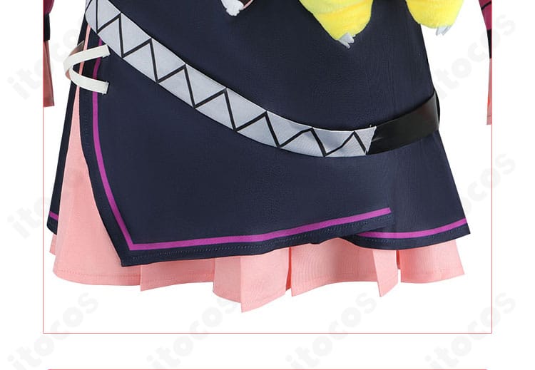 スカート装飾の近接写真。生地の質感とフレアの表情を捉えたカット。