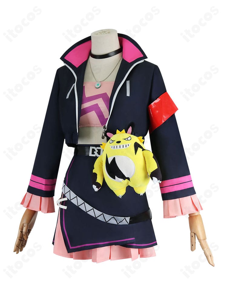 左側面から見たゾーイの衣装。コートラインと腰飾りの立体感を確認できるアングル。