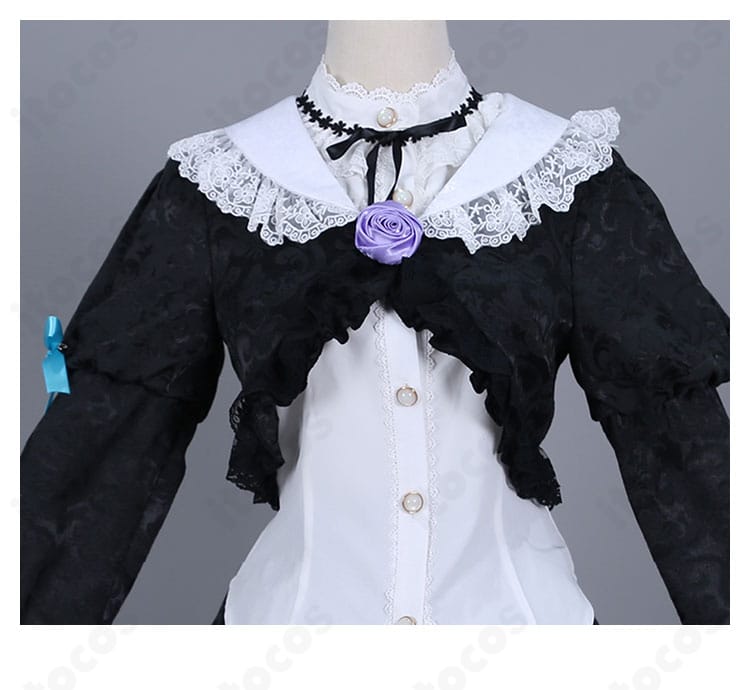 襟元の装飾ディテール。リボンと胸飾りの質感と配置が分かる接写。