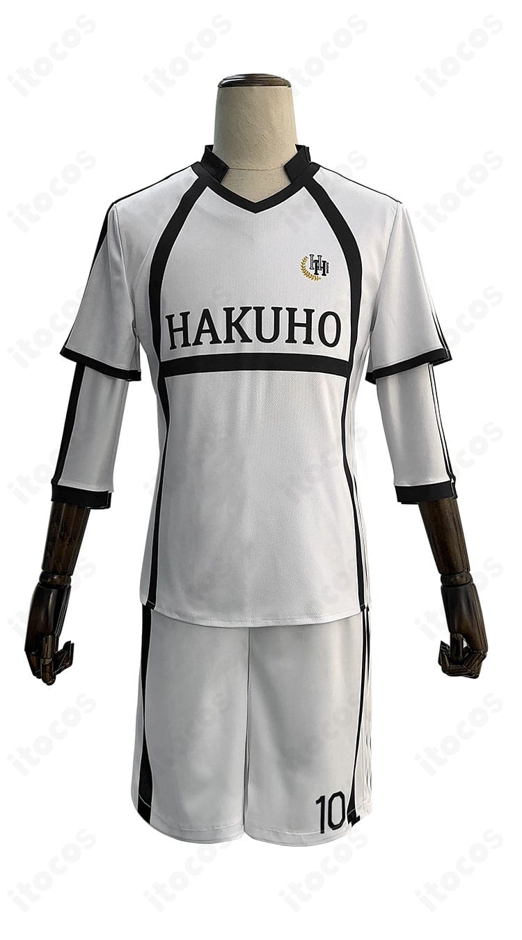 御影玲王 コスプレ衣装の正面全体。白宝高校ユニフォームのカラーリングと切替、トップスと半ズボンのバランスが確認できる写真。