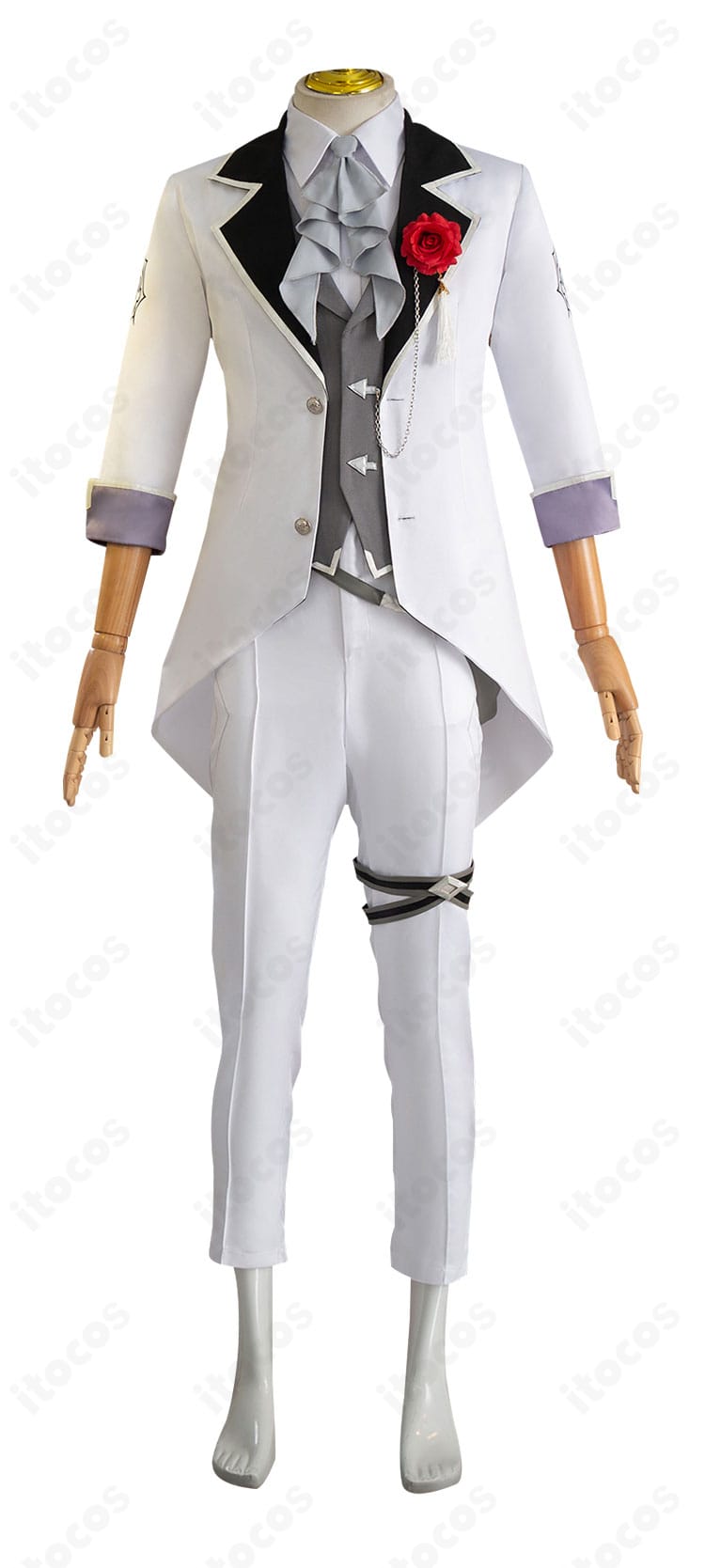 アルジェンティのコスプレ衣装を正面から撮影した全体像。白×金のロングコートと装飾を確認可能。