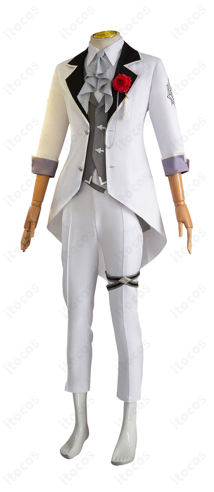 アルジェンティ衣装の側面シルエット。コートの落ち感と腰飾りの配置が分かる角度。