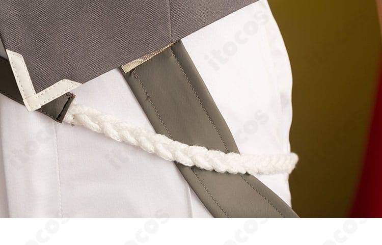 全体の装飾が映えるディテール寄り画像。胸飾りやライン装飾の質感が分かる。