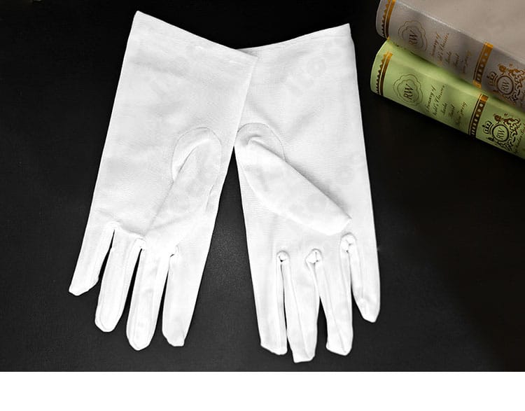 手袋の装飾ディテール。甲部分の意匠と縁取りの仕上がりを近接で表示。