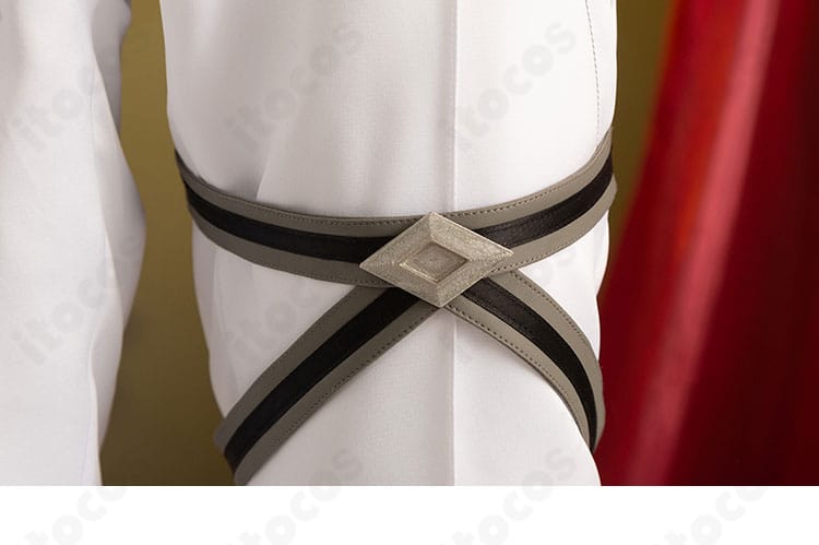 ズボン裾の装飾ディテール。裾ラインと装飾金具の仕上がりを確認。